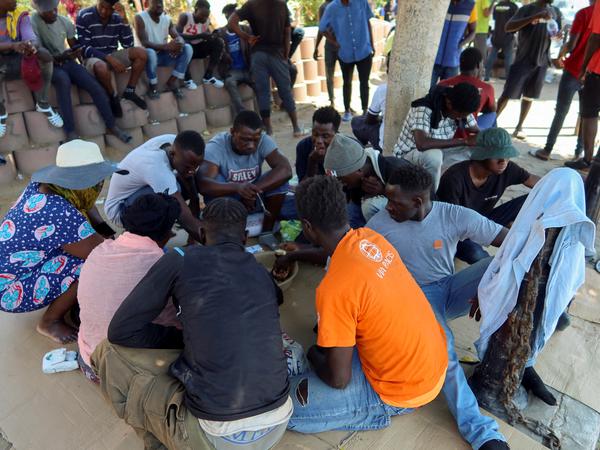 Flüchtlinge aus anderen afrikanischen Staaten kampieren in der tunesischen Stadt Sfax.  