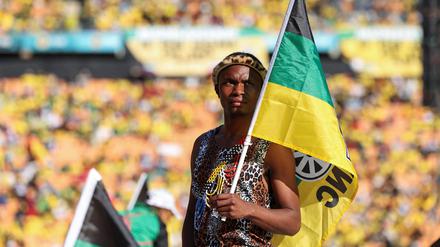 Ein Unterstützer hält eine Flagge des African National Congress, der Partei von Nelson Mandela.