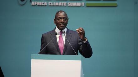 William Ruto, Präsident von Kenia, spricht während der offiziellen Eröffnung des Afrikanischen Klimagipfels im Kenyatta International Convention Centre zu den Delegierten. Der erste Afrika-Klimagipfel beginnt heute in Kenias Hauptstadt Nairobi. 