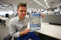 Offener Ärger. Espen Egil Hansen, Chefredakteur der norwegischen Zeitung "Aftenposten" hält die Ausgabe seiner Zeitung hoch mit dem Foto aus dem Vietnam-Krieg, das Facebook von der "Aftenposten"-Profilseite glöscht hatte-
