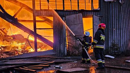 Feuerwehrleute löschen einen Brand nach Drohnenangriffen im westukrainischen Lwiw.