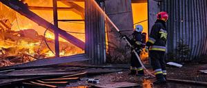 Feuerwehrleute löschen einen Brand nach Drohnenangriffen im westukrainischen Lwiw.
