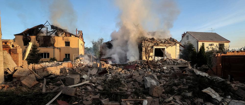 Infolge eines russischen Raketenangriffs in der Region Charkiw am 10. Mai 2024 wurden mehrere Gebäude beschädigt.