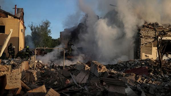 Auswirkungen eines russischen Luftangriffs in Charkiw