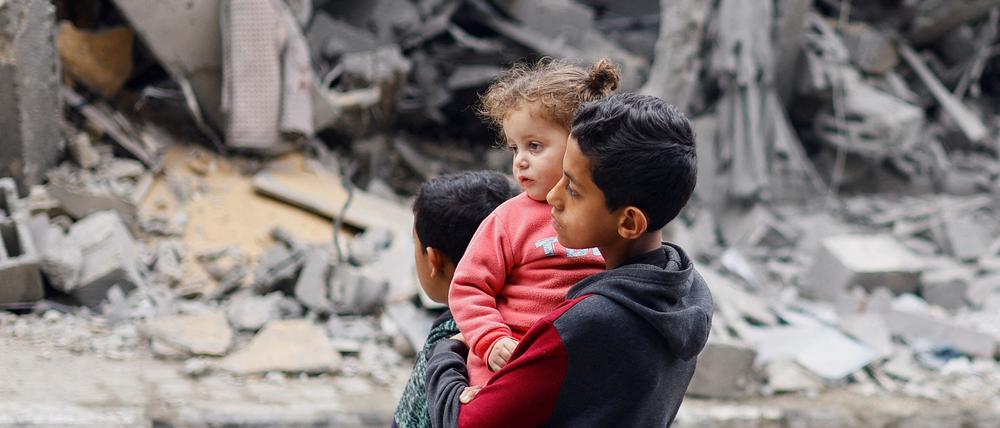 Alltag in Rafah: Zwei Kinder vor Häuserruinen.