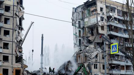 Ein Wohnhaus im ukrainischen Dnipro wurde beim russischen Beschuss schwer zerstört. 