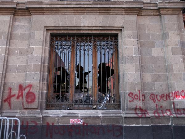 „Wir vermissen 43“ haben Demonstrierende an die Wand des Regierungsgebäudes in Mexiko gesprüht.
