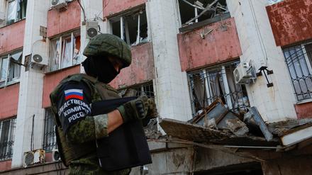 Ein russischer Kämpfer ist in der Ukraine vor einem zerstörten Haus zu sehen.