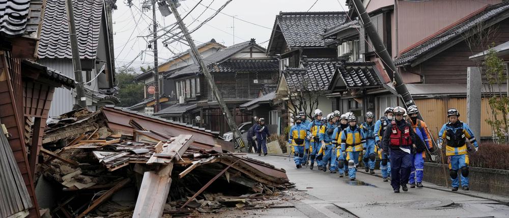 Zerstörte Häuser in Japan nach einem verheerenden Erdbeben.