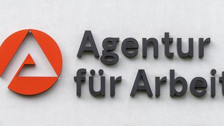 Das Logo der Agentur für Arbeit ist an dem Gebäudekomplex der Behörde zu sehen. 