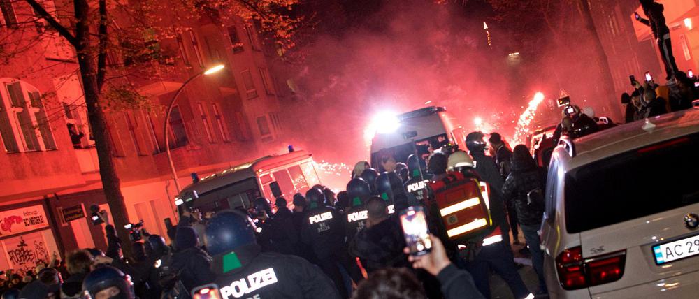 Teilnehmer einer verbotenen Pro-Palästina-Demonstration zünden in der Nähe der Sonnenallee im Berliner Bezirk Neukölln Pyrotechnik. Es wurden auch Steine und Flaschen auf Polizistinnen und Polizisten geworfen.