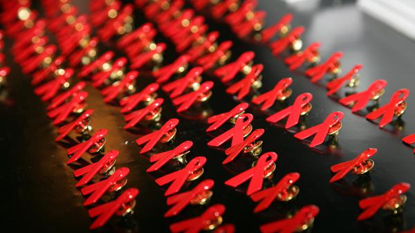 Die rote Schleife steht für den Kampf gegen Aids.