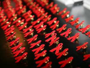 Die rote Schleife steht für den Kampf gegen Aids.
