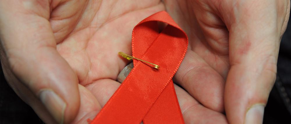 Die rote Schleife ist das Symbol der Solidarität mit HIV-Positiven und Aids-Kranken. 