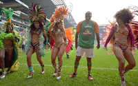 Ailton mit Samba-Tänzerinnen bei seinem Abschiedsspiel beim SV Werder Bremen im Weserstadion.