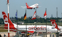 Ein Flugzeug der airberlin startet vom Flughafen Tegel.