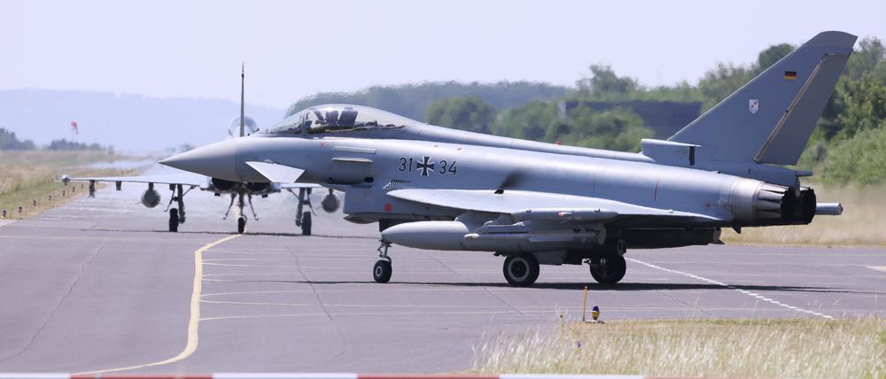 Eurofighter Kampflugzeuge der deutschen Luftwaffe rollen zur Startbahn im Fliegerhorst der Oswald-Boelcke-Kaserne im Rahmen der Nato-Militärübung „Air Defender 2023“.