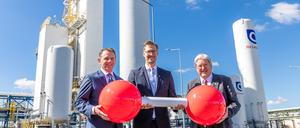 Air Liquide nahm diese Woche gemeinsam mit Brandenburgs Wirtschaftsministers Jörg Steinbach (re.) eine Anlage zur Luftzerlegung in Schwarzheide in Betrieb. 