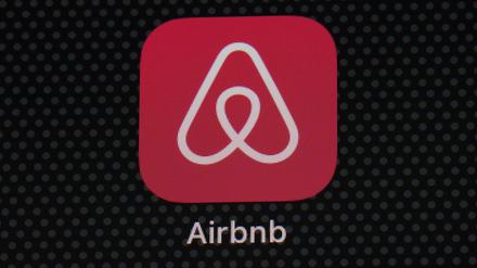 Das Logo der Airbnb-App ist auf einem iPad-Bildschirm zu sehen. 