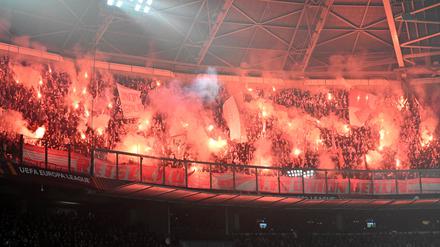 Beim Auswärtsspiel in Amsterdam setzten die Berliner Fans zahlreiche Pyrofackeln ein. 