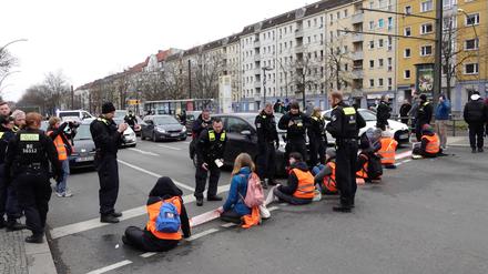  Bei einer Aktion der Letzten Generation blockieren Umweltaktivisten eine Kreuzung im Stadtteil Prenzlauer Berg. 