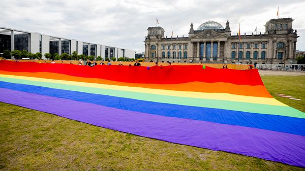 Im vergangenen Jahr protestierte die Initiative „Grundgesetz für Alle“ vor dem Reichstagsgebäude mit einer riesigen Regenbogenfahne. 