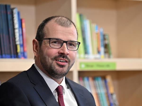 Brandenburgs Bildungsminister Steffen Freiberg (SPD) will Schüler zum Lesen motivieren. 