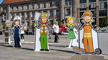 Pappfiguren, die die unterschiedlichen Berufsfelder im öffentlichen Dienst darstellen, stehen auf dem Gendarmenmarkt. Vor der neuen Tarifrunde protestierten dort Tarifbeschäftigte für eine adäquate Lohnerhöhnung. +++ dpa-Bildfunk +++