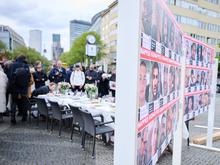 Pessach-Aktion an Berlins Wittenbergplatz: Gedeckter Tisch für die Hamas-Geiseln