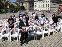 „Der Terror der Hamas begleitet uns bei jedem Atemzug“: Angehörige erinnern auf dem Bebelplatz in Berlin an die Geiseln