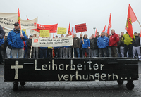 Seit langem schon rufen die Gewerkschaften immer wieder zu Demonstrationen für bessere Bedingungen für Leiharbeiter auf - wie hier vor dem VW-Werk in Emden.