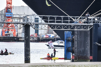 Aktivisten blockieren am Pfingstsonntag das Kreuzfahrtschiff „Zuiderdam“ im Kieler Hafen.