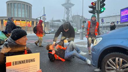 Aktivisten der Gruppe „Letzte Generation“ haben am Montagmorgen mit Verkehrsblockaden in Berlin erneut für mehr Klimaschutz protestiert.