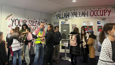 Aktivist:innen der Gruppe „Students for Free Palestine“ haben an der Freien Universität Berlin am Donnerstagmorgen einen Hörsaal besetzt.