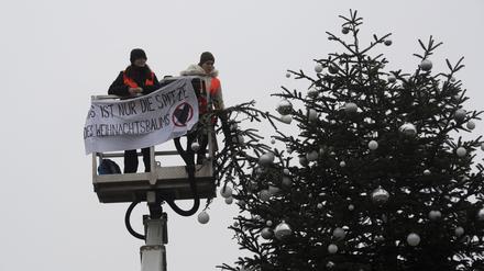 Die letzte Generation hat am 21. Dezember die Spitze vom Weihnachtsbaum am Brandenburger Tor abgesägt.