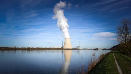 Wasserdampf zeigt auf aus dem Atomkraftwerk Isar 2.