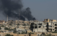 Schwarzer Rauch steigt in Rakka während Gefechten zwischen Soldaten der Syrischen Demokratischen Kräfte (SDF) und der Terrormiliz Islamischer Staat (IS) auf.