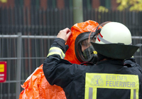 Einsatzkräfte der Feuerwehr in Schutzanzügen gehen in Berlin auf das Gelände der in Bau befindlichen Zentrale des Bundesnachrichtendienstes (BND).