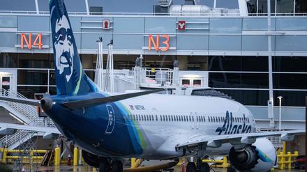 Alaska Airlines hat ein Flugverbot für ihre 737 MAX 9 verhängt, nachdem während eines Fluges von Portland Oregon nach Ontario, Kalifornien, ein Teil des Rumpfes weggeblasen wurde. 