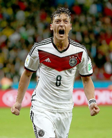 Am Ende ein Kraftprotz, während des Spiels eher harmlos. Vielleicht hilft dieses Spiel auch Mesut Özil bei dieser WM in Brasilien weiter.