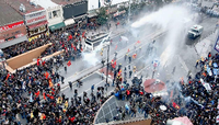 Überall in der Türkei wurde nach dem Tod des Jungen protestiert, die Polizei setzte, wie hier in Istanbul, Wasserwerfer und Tränengas ein.