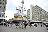 Ein Denkmal: Die Weltzeituhr auf dem Alexanderplatz in Berlin Mitte.
