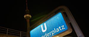 Blick am frühen Morgen auf den Eingang zum U-Bahnhof und den Fernsehturm auf dem Alexanderplatz. (Symbolbild)