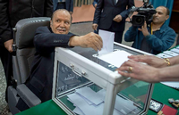 Bouteflika bei der Stimmabgabe.