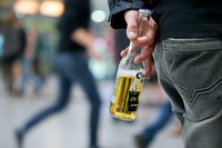 Alkoholverbot auf Straßen in Berlin? Das hat die Wirtschaftssenatorin kürzlich erwogen.