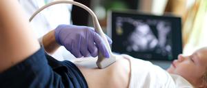Arzt untersucht mit Ultraschall die inneren Organe eines Kindes in der Klinik