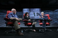 Walt Mossberg (links) gehört zu den einflussreichsten Technologie-Journalisten in den USA. Zusammen mit Kara Swisher (Mitte) hat der die Konferenz "D: All Things Digital" gegründet, wo mächtige Unternehmenslenker wie Tim Cook von Apple Rede und Antwort stehen.