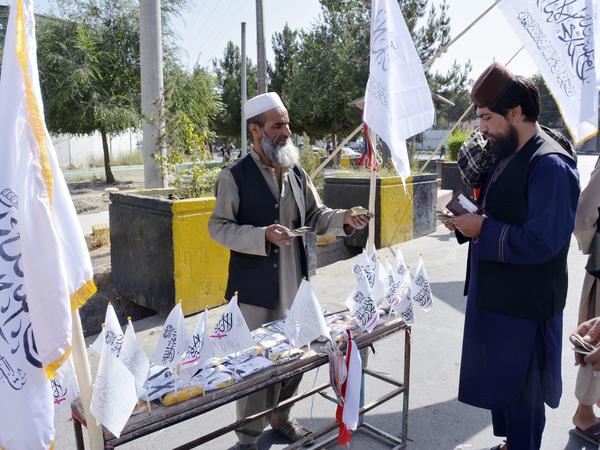 Zum zweiten Jahrestag der Rückkehr an die Macht wurden in Kabul Taliban-Flaggen verkauft. 