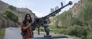 Ein Taliban-Kämpfer auf der Ladefläche eines Pickups auf einer Straße in der Provinz Wardak.