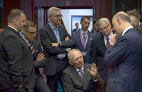 Wolfgang Schäuble umringt von den Ministern in Brüssel.